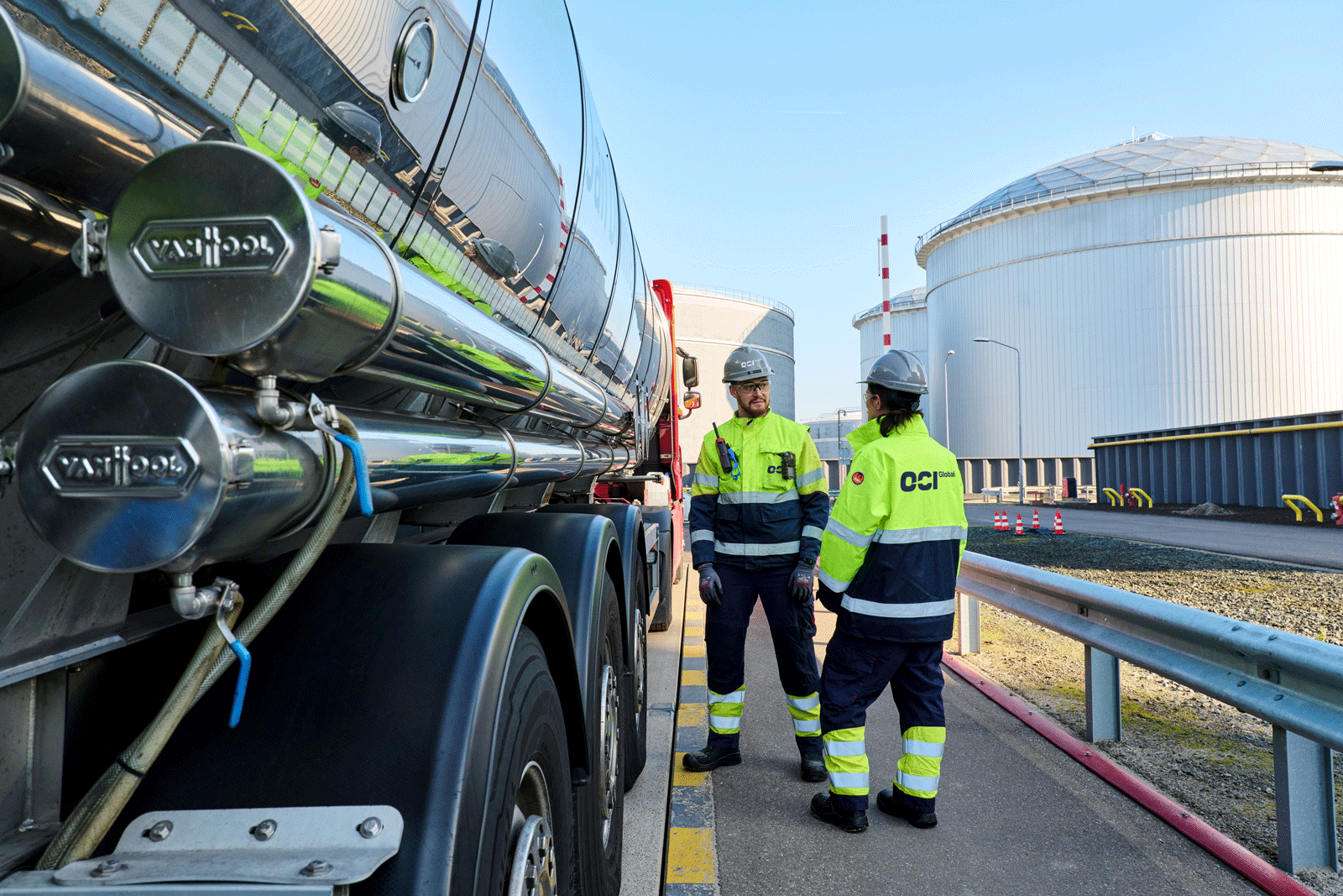 2 mannen naast trucker