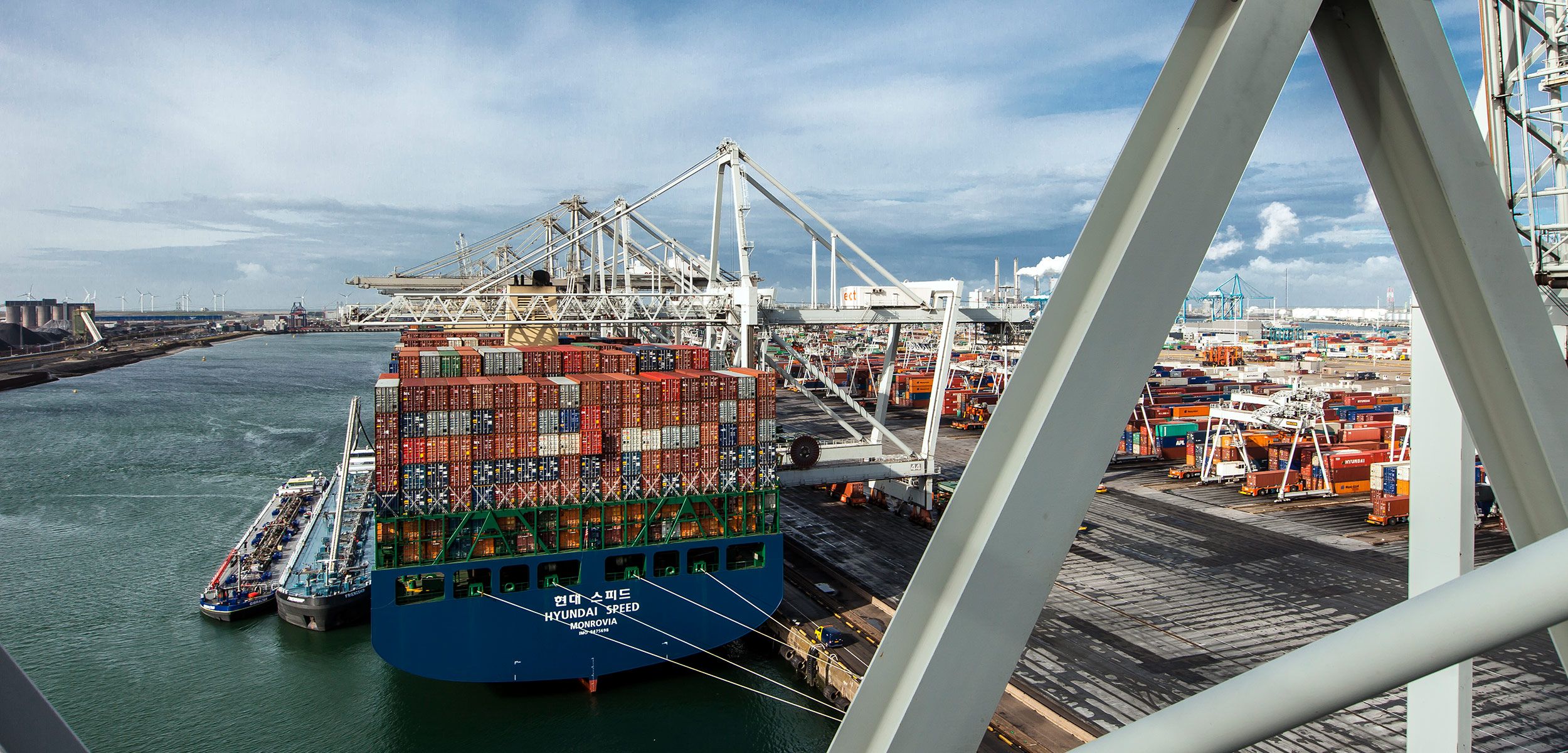 Foto van een schip dat aan de kade ligt van de Hutchison Ports ECT Rotterdam