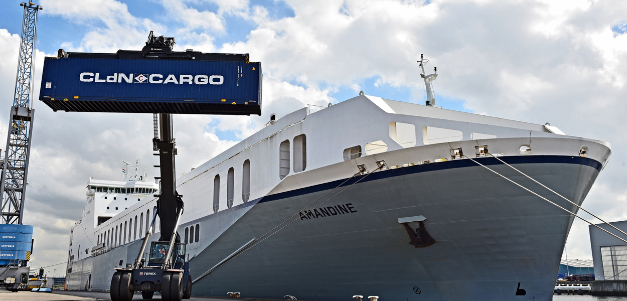 Container van CLdN Cargo die op een schip wordt geplaatst