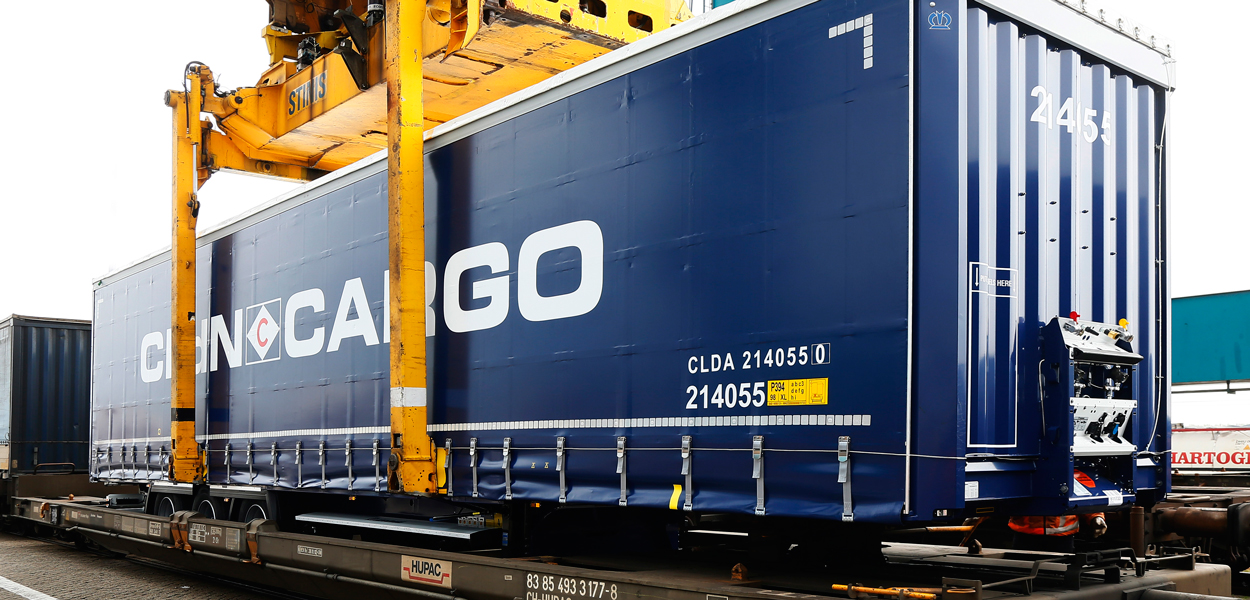 Container van CLdN Cargo die opgetild wordt door een kraan