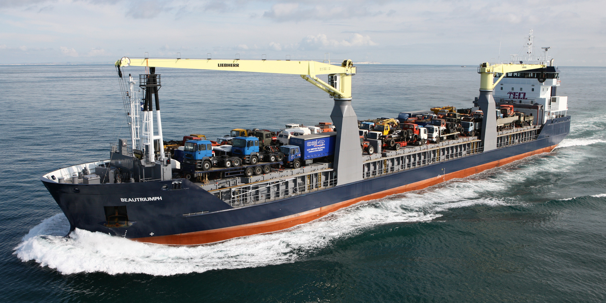 Vrachtwagens op zeetransport van Vertom Groep