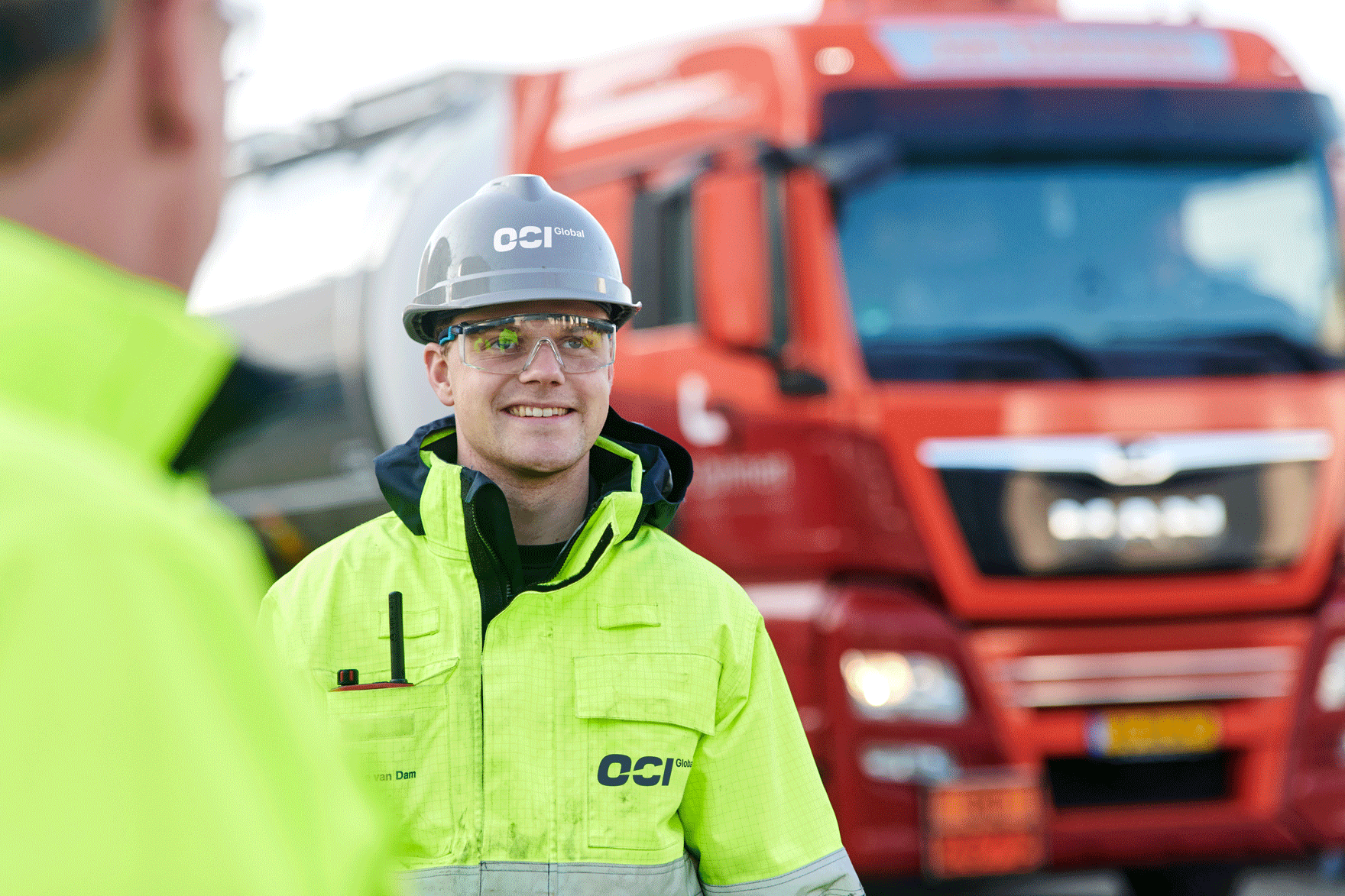 2 mannen voor rode vrachtwagen