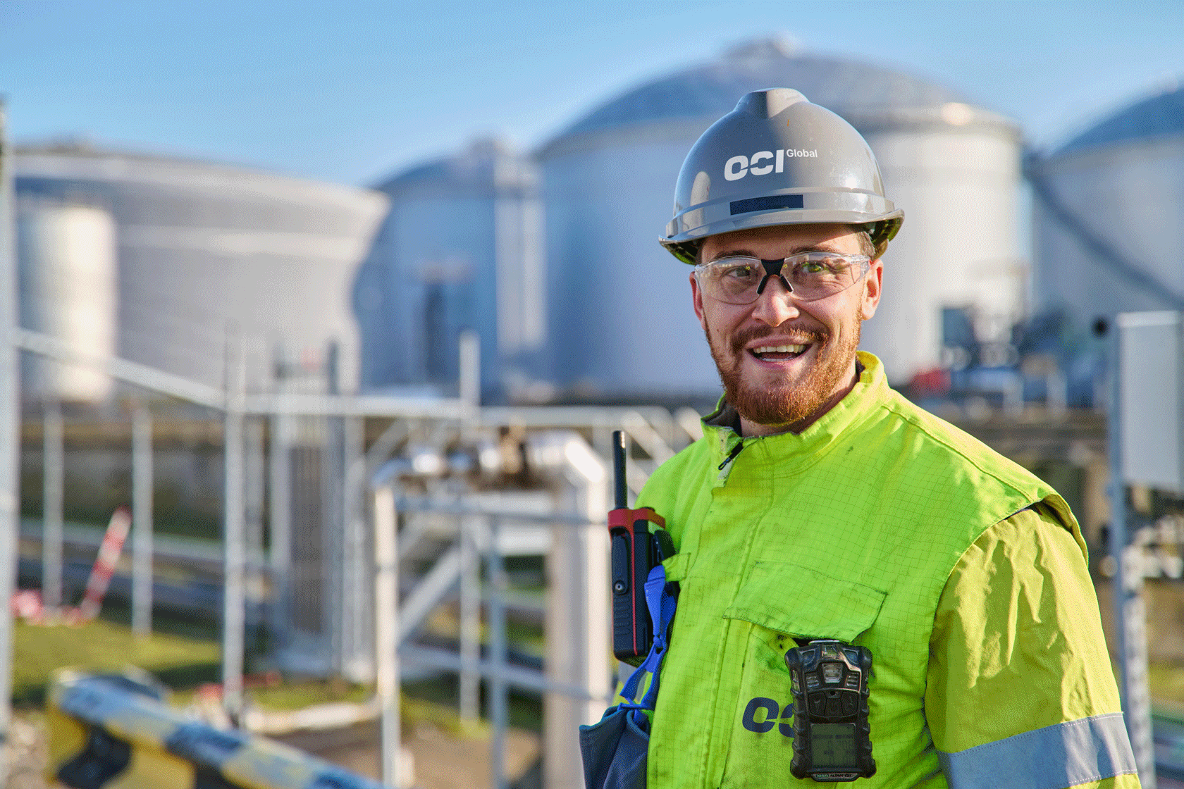 Man met helm en portofoon